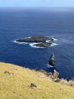 Orongo Stätte - Blick auf die Inseln Kau Kau (Vogelmannkult-Felsen)