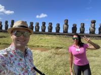 Jacob Spangenberg und Reiseleiterin Malena in Tongariki 