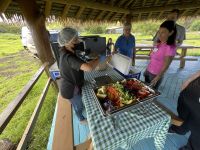 Mittagessen am Steinbruch Ranu Raraku