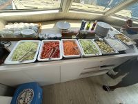 Mittagsbuffet auf dem Ausflugsboot