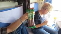 0343 Fahrt mit der Tibet-Bahn - der niedrige Luftdruck bläht die Verpackungen auf