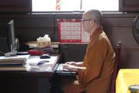 Shanghai, Mönch bei der Arbeit im Jade-Buddha-Tempel &ndash; &copy; Frank Nimschowski (Eberhardt TRAVEL)