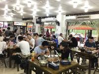 Nudelsuppe essen mit Chinesen