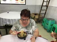 Nudelsuppe essen mit Chinesen