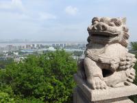 Stadtlandschaft mit Löwe