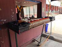 Lhasa - Kloster Nechung, Bier als Opfergabe