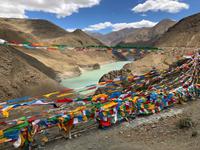 Tibet - Gebetsfahnen Simila-Stausee