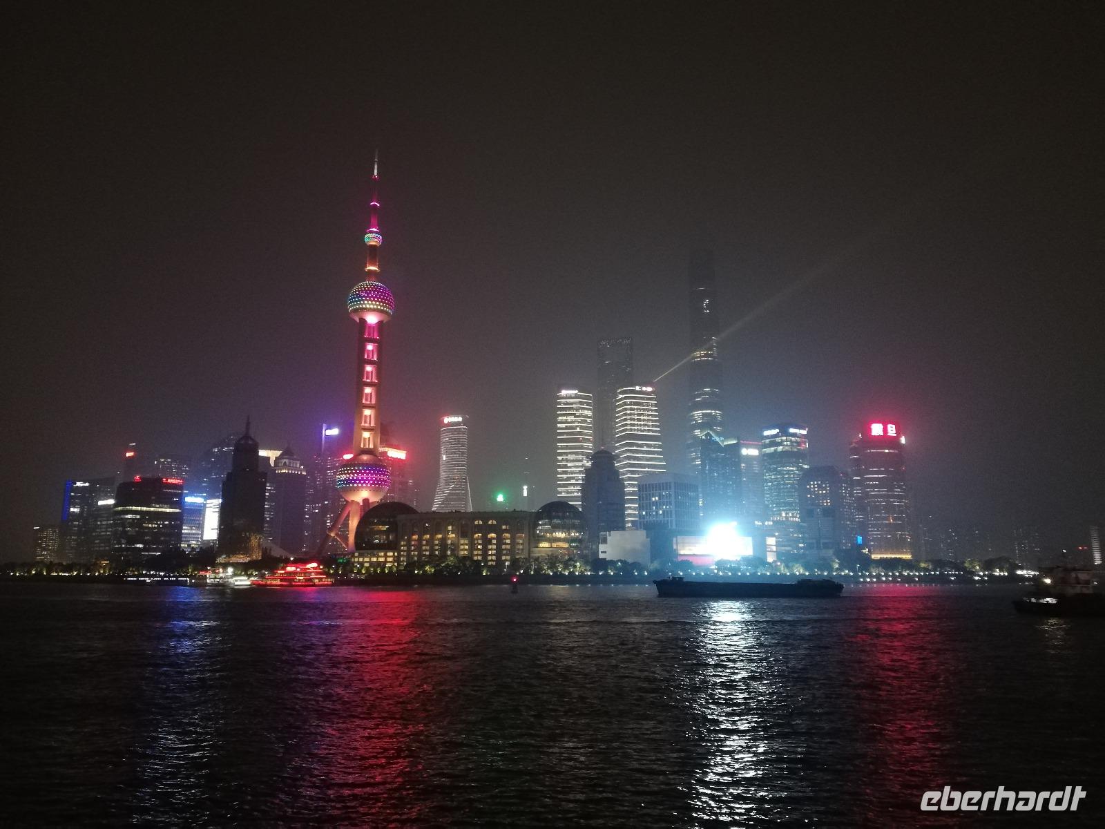Uferpromenade und Skyline, Shanghai (1)