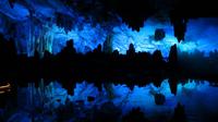 1852_Schilfrohrflötentropfsteinhöhle in Guilin - Stadt Guilin mit den Karstbergen