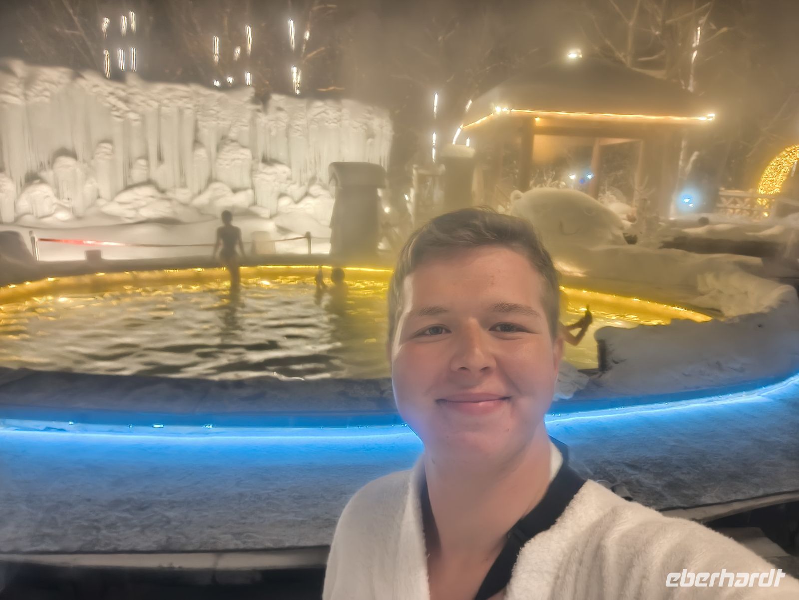 Reisebegleiter Sten Bernhardt beim testen der Heißen Quellen im Hotel in Changbaishan - China 