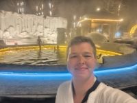 Reisebegleiter Sten Bernhardt beim testen der Heißen Quellen im Hotel in Changbaishan - China 