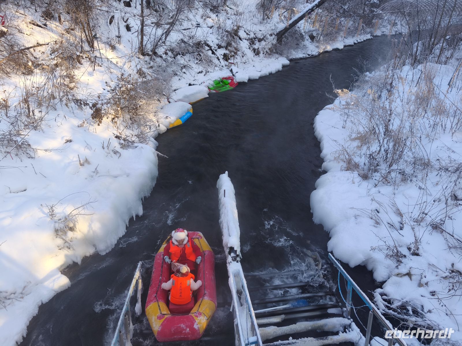 Schlauchbootfahrt durch die Winterlandschaft in Changbaishan - China