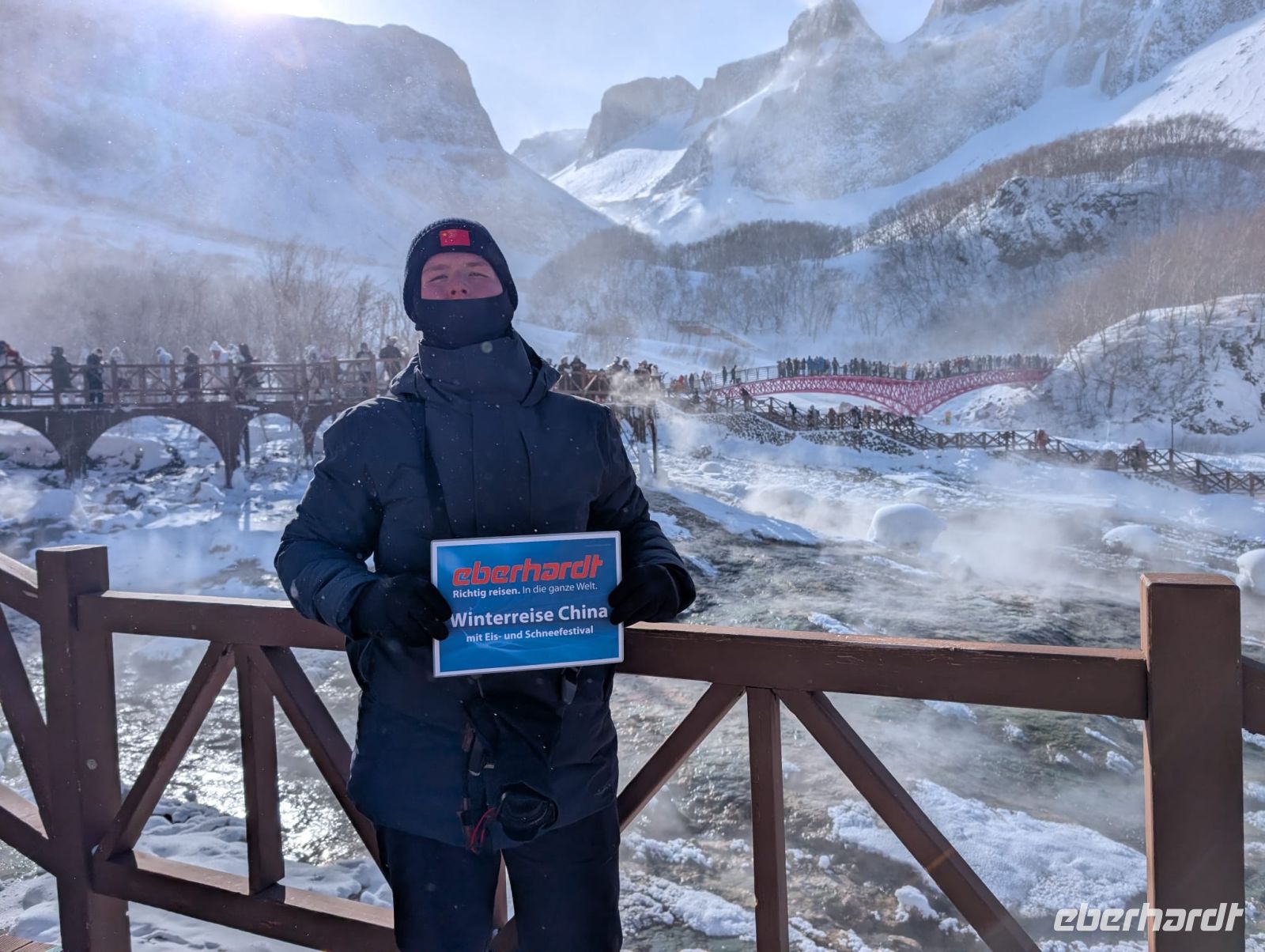 Reisebegleiter Sten Bernhardt vor den Heißen Quellen im Changbaishan Nationalpark in China 