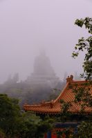 Po Lin Kloster und der Tian Shanghai Buddha im Nebel - Lantau Island, Hongkong  &ndash; &copy; Sten Bernhardt (Eberhardt TRAVEL)