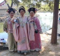 Drei strahlende Schönheiten im traditionellen Gewand &ndash; &copy; Monika Cortese (Eberhardt TRAVEL)