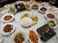 Abendessen am runden Tisch  &ndash; &copy; Monika Cortese (Eberhardt TRAVEL)