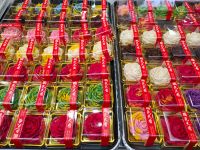 In verschiedenen Geschmacksrichtungen überzogene Pfingstrosen  &ndash; &copy; Monika Cortese (Eberhardt TRAVEL)