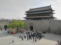 Polizeiversammlung an der Stadtmauer von Xi'an  &ndash; &copy; Monika Cortese (Eberhardt TRAVEL)