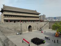 Polizeiversammlung an der Stadtmauer von Xi'an  &ndash; &copy; Monika Cortese (Eberhardt TRAVEL)