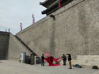 Fotoshooting an der Stadtmauer von Xi'an  &ndash; &copy; Monika Cortese (Eberhardt TRAVEL)