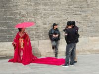 Fotoshooting an der Stadtmauer von Xi'an  &ndash; &copy; Monika Cortese (Eberhardt TRAVEL)
