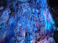 Besichtigung der gigantischen Tropfsteinhöhle in Guilin.