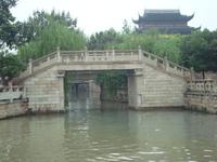 Niedrige Brücken und schmale Kanalgassen steigerten die Spannung während der Bootsfahrt.