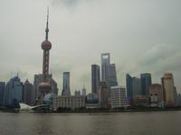 Die berühmte Skyline von Shanghai. Mit Fernsehturm und dem Flaschenöffner.