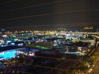 Blick auf das illuminierte Expogelände während der Lichterfahrt durch Shanghai.