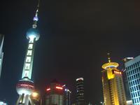 Der Fernsehturm war hell beleuchtet.