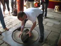 Fengdu - die Kräfteprüfung für den Mann &ndash; &copy; Nicole Niendorf (Eberhardt TRAVEL)