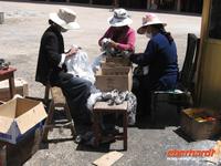 Nechung Kloster - Butterlämpchen werden geputzt
