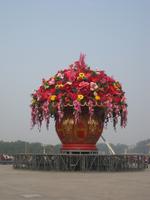 Peking - Blumenschmuck auf dem Tiananmen-Platz