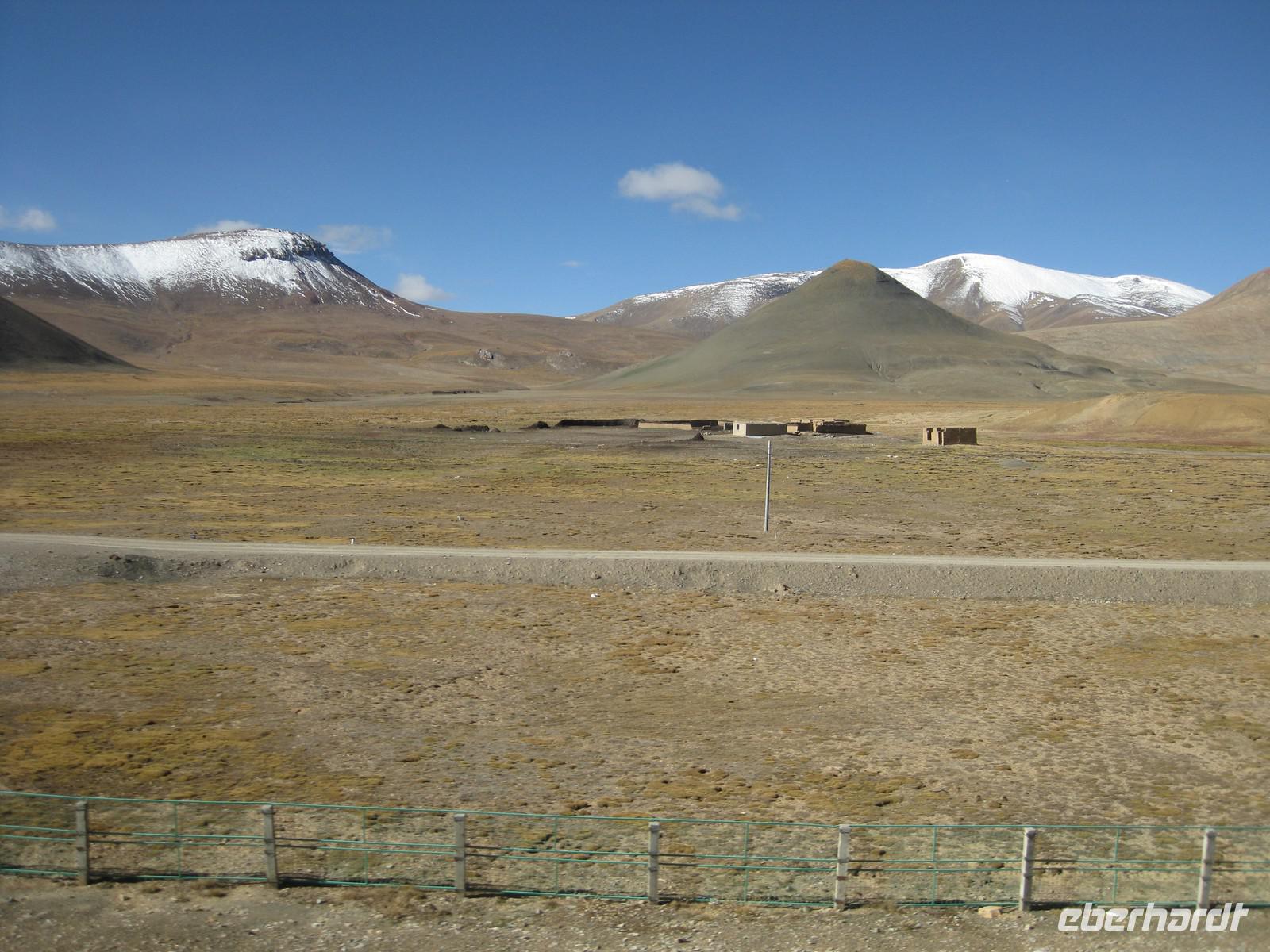 ... und parallel zur Bahnstrecke gibt es auch eine Straße