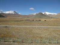 ... und parallel zur Bahnstrecke gibt es auch eine Straße