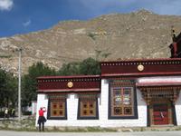 Vor dem Sera-Kloster