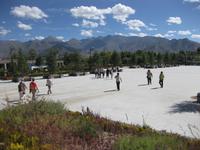 Vor dem Sera-Kloster