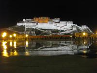 Der Potala-Palast am Abend