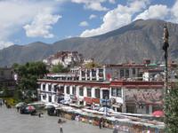 Blick vom Jokhang auf den Potala Palast