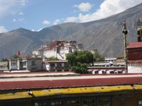 Blick vom Jokhang auf den Potala Palast