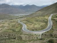 ... eine Serpentinenstraße entlang