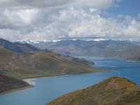 Der See Yamdok Yutsho und in der Ferne 7000er Berge 