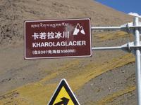 Am Kharola Pass in Höhe von 5010 m