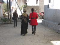 Alt und Jung in der Altstadt von Gyantse