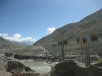 Durch das Tal wird eine neue Eisenbahnstrecke von Lhasa nach Shigatse gebaut