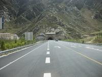 Auf der einzigen Autobahnstrecke in Tibet kurz vor Lhasa