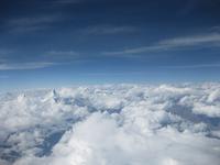 Der Mont Everest schaut aus den Wolken heraus