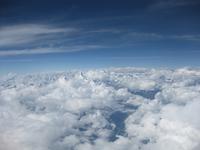 Der Mont Everest schaut aus den Wolken heraus