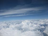 Der Mont Everest schaut aus den Wolken heraus