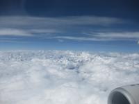 Die Berge des Himalaya-Gebirges schauen aus den Wolken heraus